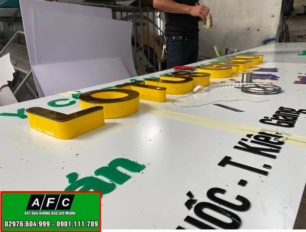 Thiết kế thi công bảng hiệu Alu chữ Mica nổi Lotus Gruop Phú Quốc