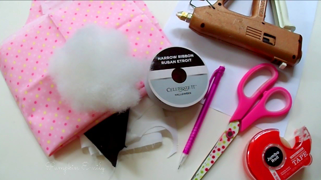 The making of the DIY No Sew Owl Pillow