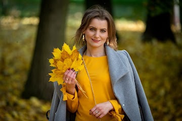 Szary płaszcz w połączeniu z żółtą sukienką. Stylizacja na jesień | Gray coat paired with a yellow dress - Czytaj więcej »
