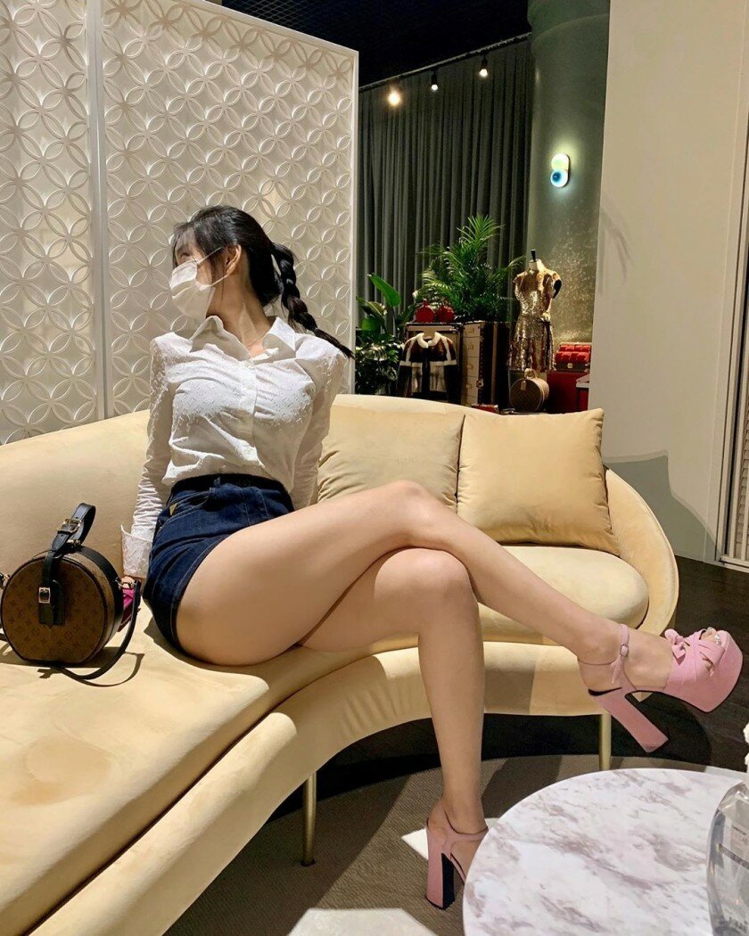 옷 다 입은 신재은 - 디쁠