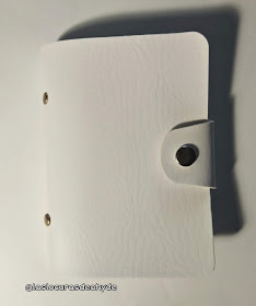 estuche blanco en  forma de librillo para guardar placas de estampacion 