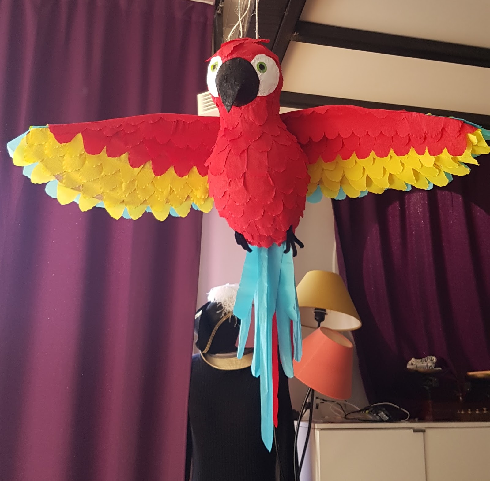 Une wonder maman… ou pas! Ça fait une piñata perroquet Une wonder maman… ou pas! Ça fait une piñata perroquet