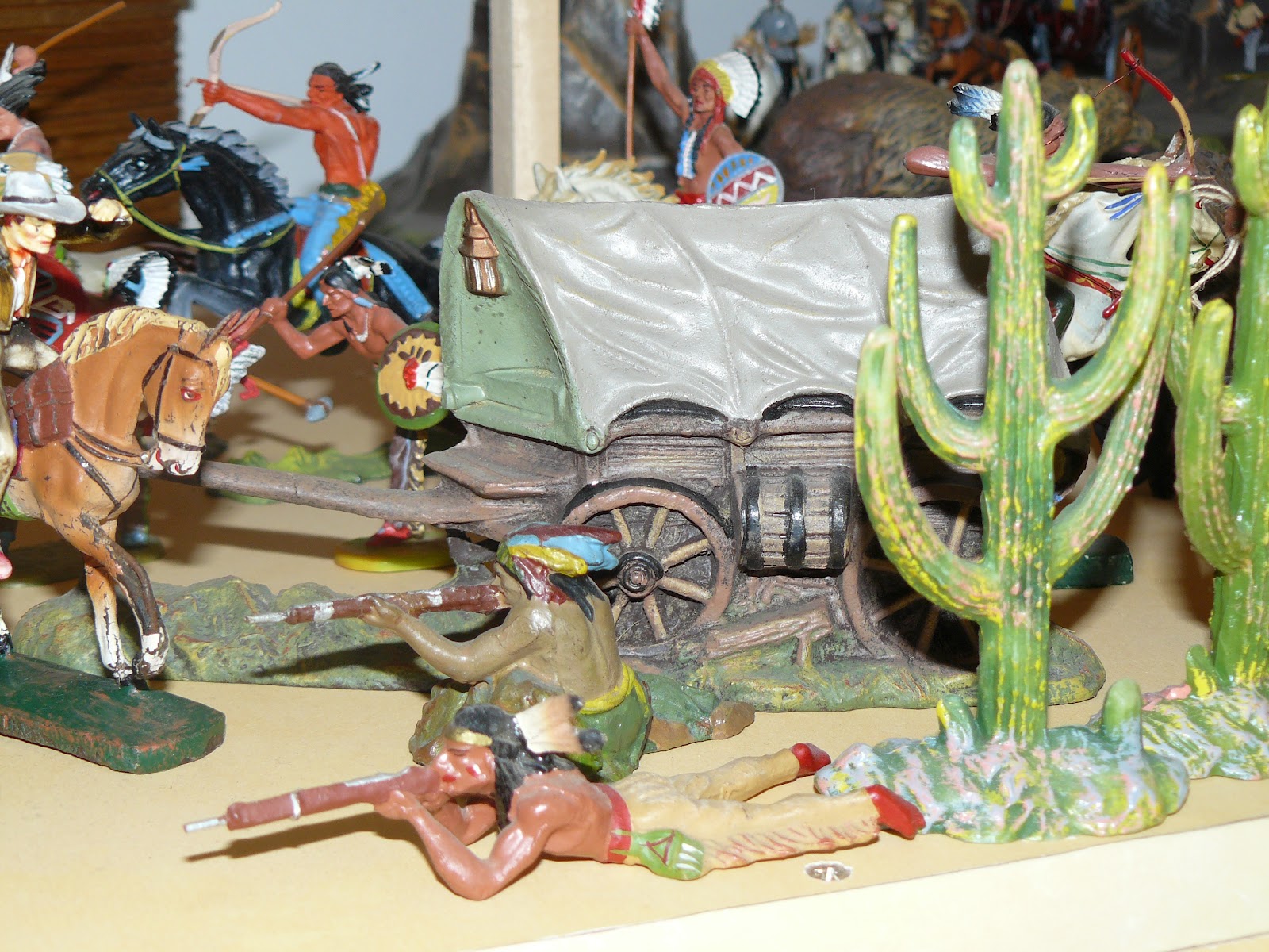 LOT DE 3 figurines publicitaires DANONE Far-West indiens / cow-boy EUR