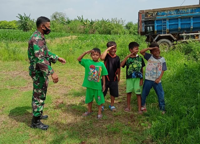 Bermain Dengan Anak-anak, Wujud Humanisme Babinsa Brumbung di Wilayah