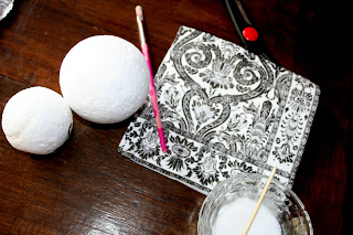 A Mom Not a Professional Nor a Perfectionist: decoupaged decor balls