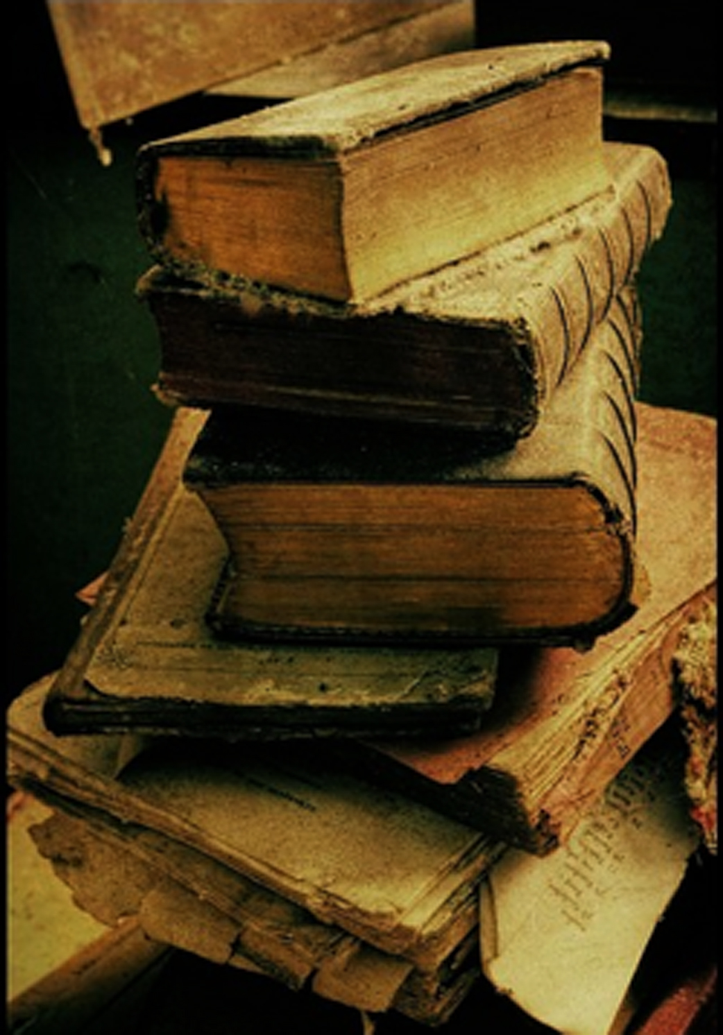 книги старых времен. стопка старых книг. книги эстетика. древние книги. старая книжка.