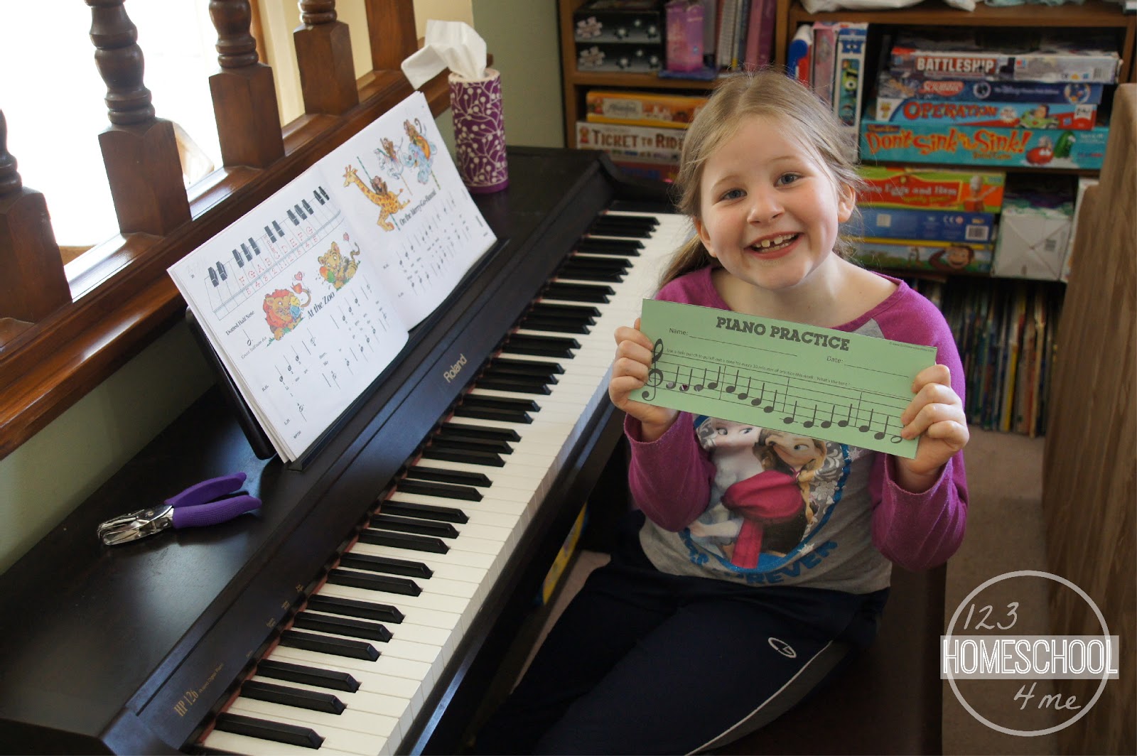 хобби фортепиано. Practice the piano. фортепиано на мероприятие. на пианино с педагогом девочкой. человек играющий на пианино.