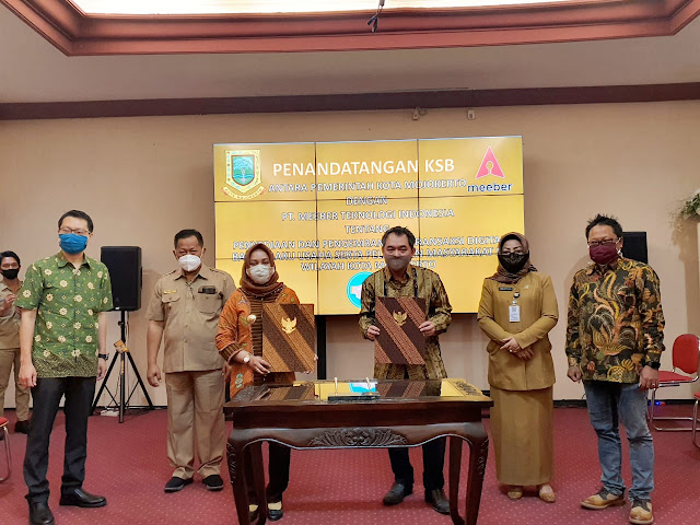 MOJOKERTO – Wali Kota Mojokerto Ika Puspitasari meluncurkan program inovasi ”Pengamen Tangguh” untuk melindungi para pekerja seni tersebut dari penularan Covid-19. Para musisi jalanan tersebut dibekali masker, faceshield, hand sanitizer, dan edukasi protokol kesehatan. Yang menarik, mereka juga diminta membawakan lagu-lagu yang mengampanyekan penerapan protokol kesehatan.  Ika Puspitasari mengatakan, para musisi jalanan tersebut jangan dimusuhi, tapi harus dibina dan diberdayakan. Ning Ita, sapaan akrabnya, menilai, bakat mereka layak dikembangkan.    ”Keren-keren main musiknya. Sebenarnya, sejak awal tahun, saya sudah mendesain berbagai program pemberdayaan pekerja seni, termasuk musisi jalanan, seperti pelibatan mereka dalam kegiatan pemerintah, swasta, dan BUMN,” ujar Ning Ita saat meluncurkan program tersebut, Sabtu (25/7/2020), bersama jajaran Forum Koordinasi Pimpinan Daerah (Forkopimda).   ”Namun kemudian ada pandemi Covid-19, sehingga semua program tertunda. Tapi kita tidak melupakan mereka, sehingga ada program Pengamen Tangguh ini,” ujar wali kota perempuan pertama di Kota Mojokerto itu.  Ning Ita menjelaskan, dengan program Pengamen Tangguh ini, para musisi jalanan bisa tetap produktif menghibur warga dan sekaligus aman dari Covid-19. Para musisi jalanan harus dibekali dengan pelindung diri, mengingat mereka kerap berkeliling menghibur warga.  ”Sekaligus ini bagian dari edukasi protokol kesehatan, seperti memakai masker, rajin cuci tangan pakai sabun, dan jaga jarak, karena mereka menyanyikan lagu-lagu ajakan taat protokol,” ujarnya.  Para musisi jalanan tersebut, lanjut Ning Ita, juga diberdayakan dengan diajak menghibur pasien yang sedang isolasi di tempat observasi Rusunawa Cinde, kawasan Prajurit Kulon.  ”Tentu hanya dapat menghibur dari luar gedung, tapi bisa disiapkan sound system biar atraktif dan membuat suasana senang agar bisa pula meningkatkan imun pasien,” terang Ning Ita.  Pengamen Tangguh merupakan inovasi yang digagas Polres Kota Mojokerto dengan dukungan Pemkot Mojokerto. Sebelumnya, Pemkot Mojokerto bersama Forkopimda telah meluncurkan sejumlah inovasi pencegahan Covid-19, seperti Kampung Tangguh Bersahabat, Mall Tangguh, Becak Tangguh, Transportasi Bus Tangguh, dan sebagainya.  Ning Ita menambahkan, para pekerja seni memang menjadi salah satu pihak yang paling terpukul di masa pandemi ini. Berbagai acara yang biasanya melibatkan mereka, termasuk para musisi jalanan, dibatalkan.   ”Bahkan, seperti musisi Inggris, misalnya, mengalami kerugian £ 13,9 juta atau sekitar Rp 230 miliar akibat pandemi, menurut lembaga The Musicians Union. Di semua negara terpukul. Bukan hanya musisi yang tampil di konser-konser, tapi juga musisi jalanan, semua terdampak. Sehingga ke depan kita sudah siapkan program pemulihan ekonomi untuk para pekerja seni, melalui pemberdayaan-pemberdayaan,” pungkasnya. (Jayak)