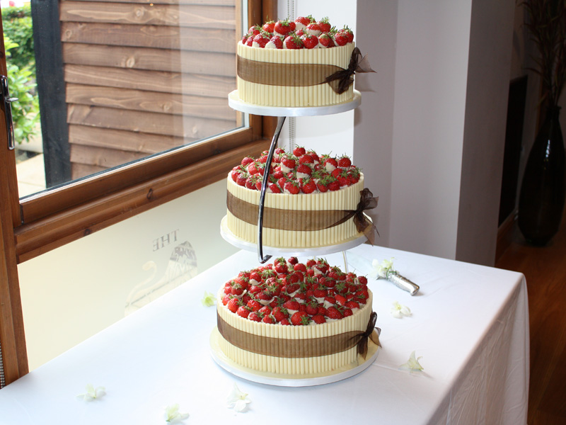 Торт балкон. Свадебный торт трехъярусный. Свадебный торт с ягодами. Трехъярусный торт на свадьбу с ягодами. Торт на подставке с ягодами.