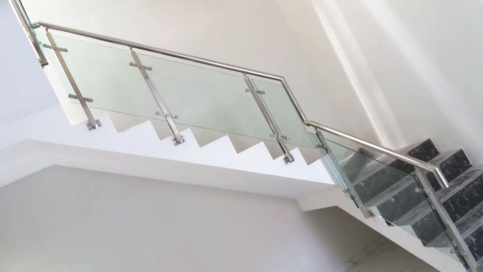 Railing Tangga Stainless Kaca Lokasi Kota Gresik