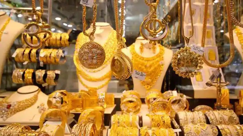Gold: सोने की कीमतों में और गिरावट, चांदी भी सस्ती gold