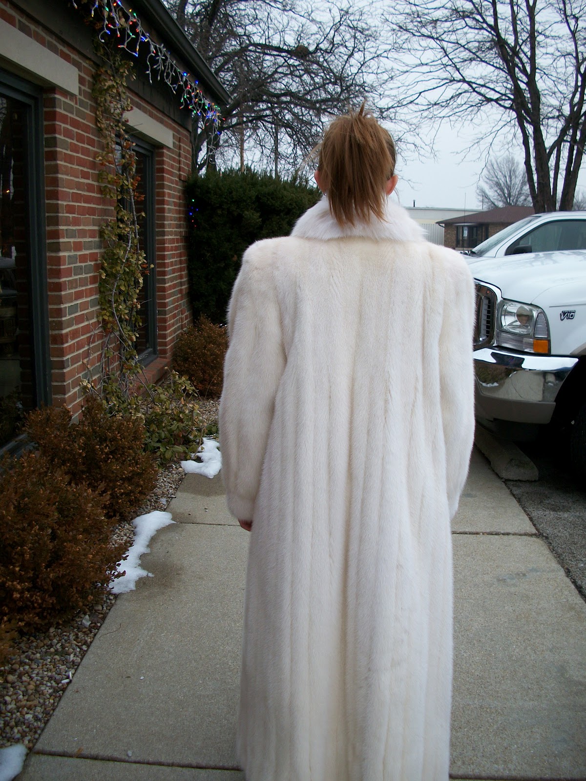 LAFOURRURE2 White mink coat Cydney