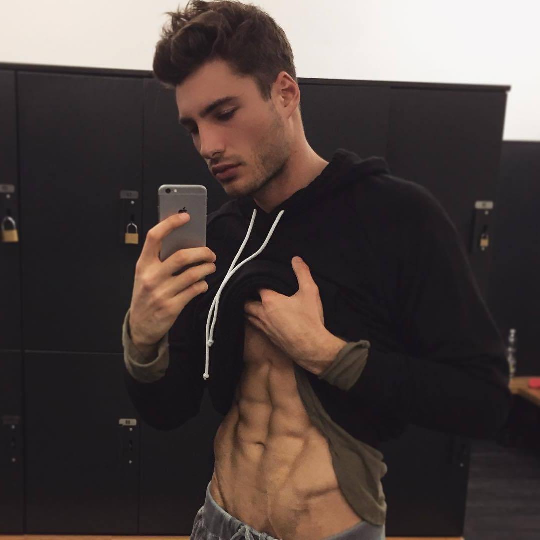hot-mysterious-dude-fit-body-pulling-shirt-up-sixpack-abs-locker-room-selfie