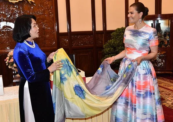 Crown Princess Victoria wore Maxjenny glimmer colour plain top and glimmer colour k-long skirt. Maxjenny!,