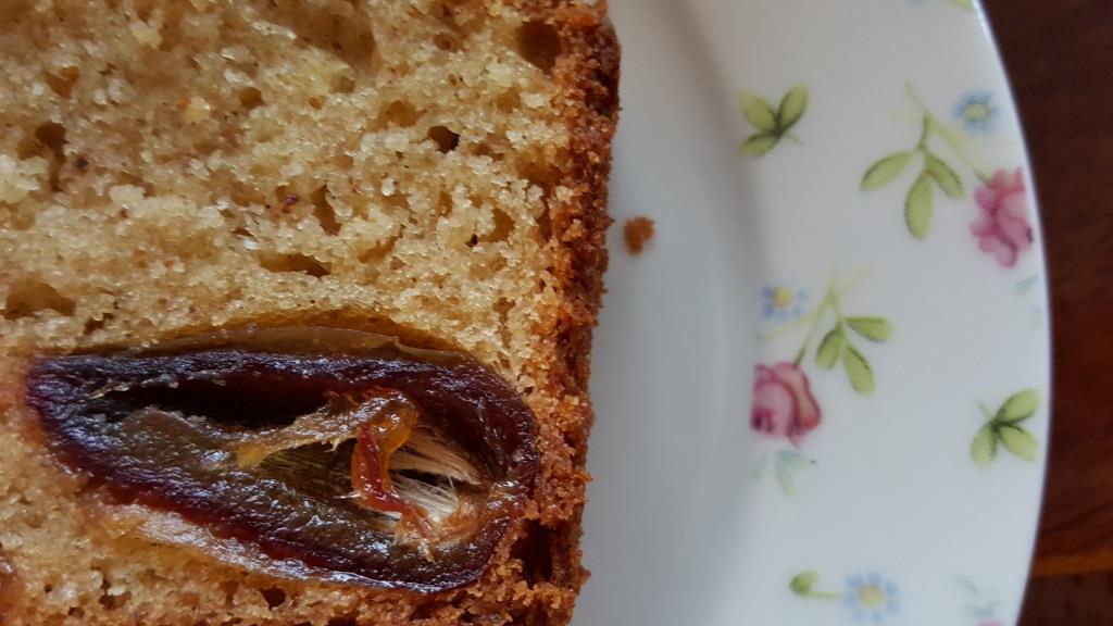 eat-culture: Lauras Dattel-Walnuss-Kuchen (Laura's date-walnut-cake) eat-culture: Lauras Dattel-Walnuss-Kuchen (Laura's date-walnut-cake)