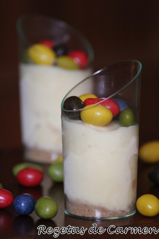 Cheesecake de mantequilla de cacahuete y M&Ms en vasitos