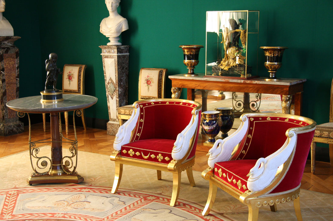 Цветная посуда. Предметы быта в интерьере. Посуда в интерьере. Композиция из предметов быта. Предметы интерьера.