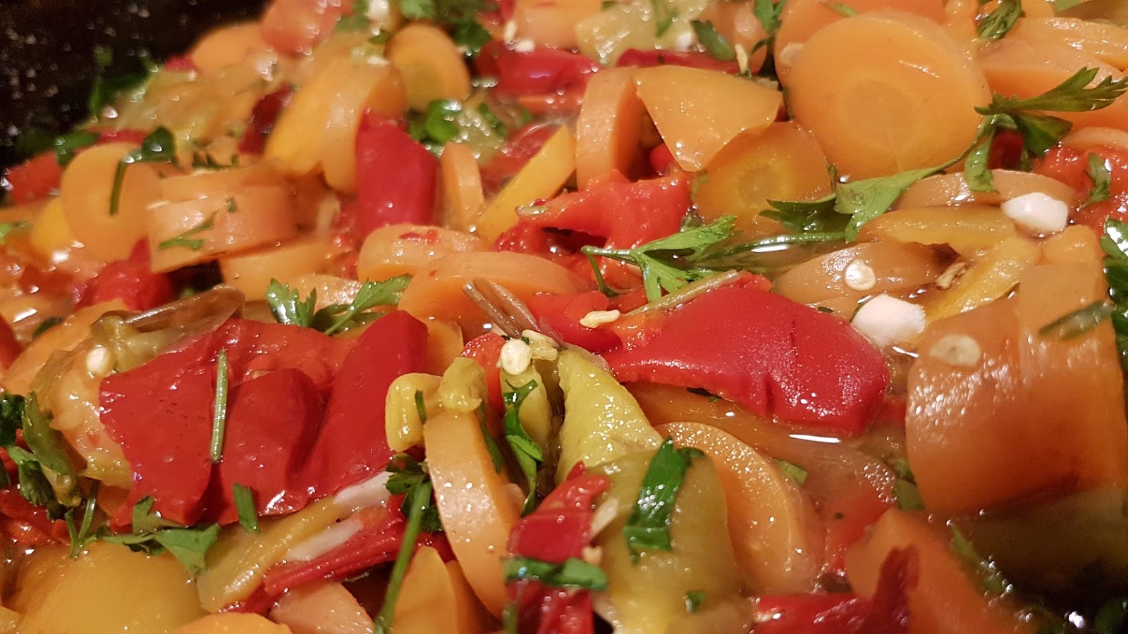 SALAD WITH SWEET PEPPERS, CARROTS, GARLIC AND PARSLEY (RELISH