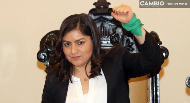 Claudia Rivera se coloca el “pañuelo verde”, pero no apoya el aborto