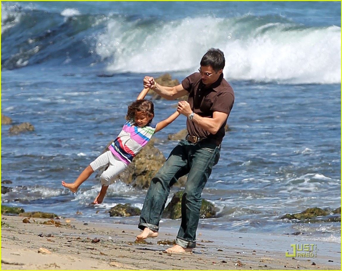 http://1.bp.blogspot.com/-87mDAEKM9tc/Tjq3ulHYBKI/AAAAAAAAN78/r76cmP5zrDM/s1600/olivier-martinez-nahla-beach-playtime-09.jpg