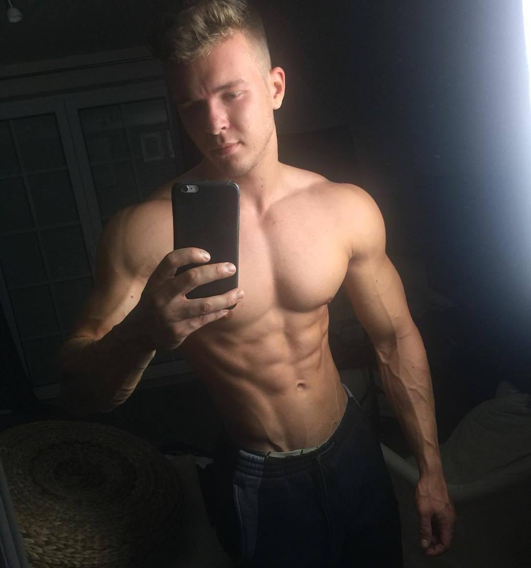 shirtless-muscle-hunk-joe-dahler-selfie-pictures