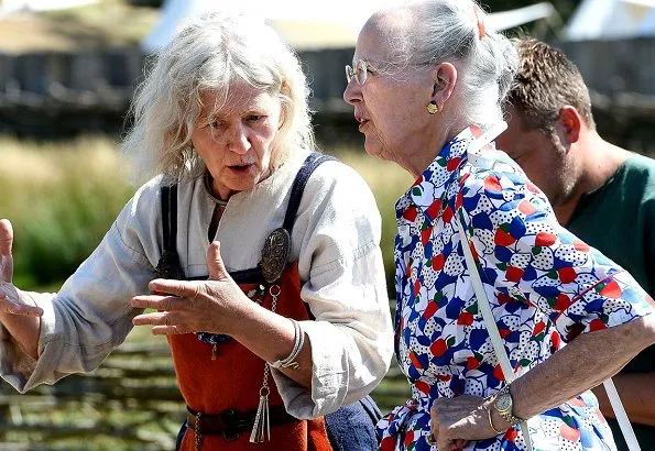 Queen Margrethe visited Ribe Viking Center. Princess Benedikte made a special visit to Jacob A. Riis Museum. Summer dress