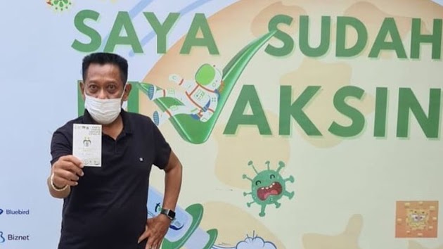 Foto Tukul Arwana Pamer Kartu Vaksin Picu Komentar, Dokter RSPON Ungkap Fakta di Balik Tudingan Vaksinasi Sebabkan Pendarahan Otak Sang Komedian