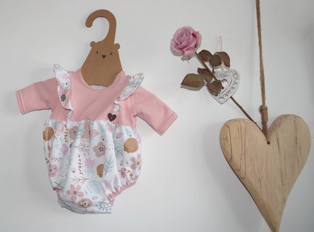 [Sewing Tuesday] Little Lizard King Cusco Baby Romper: Rosa Strampler mit Blumen