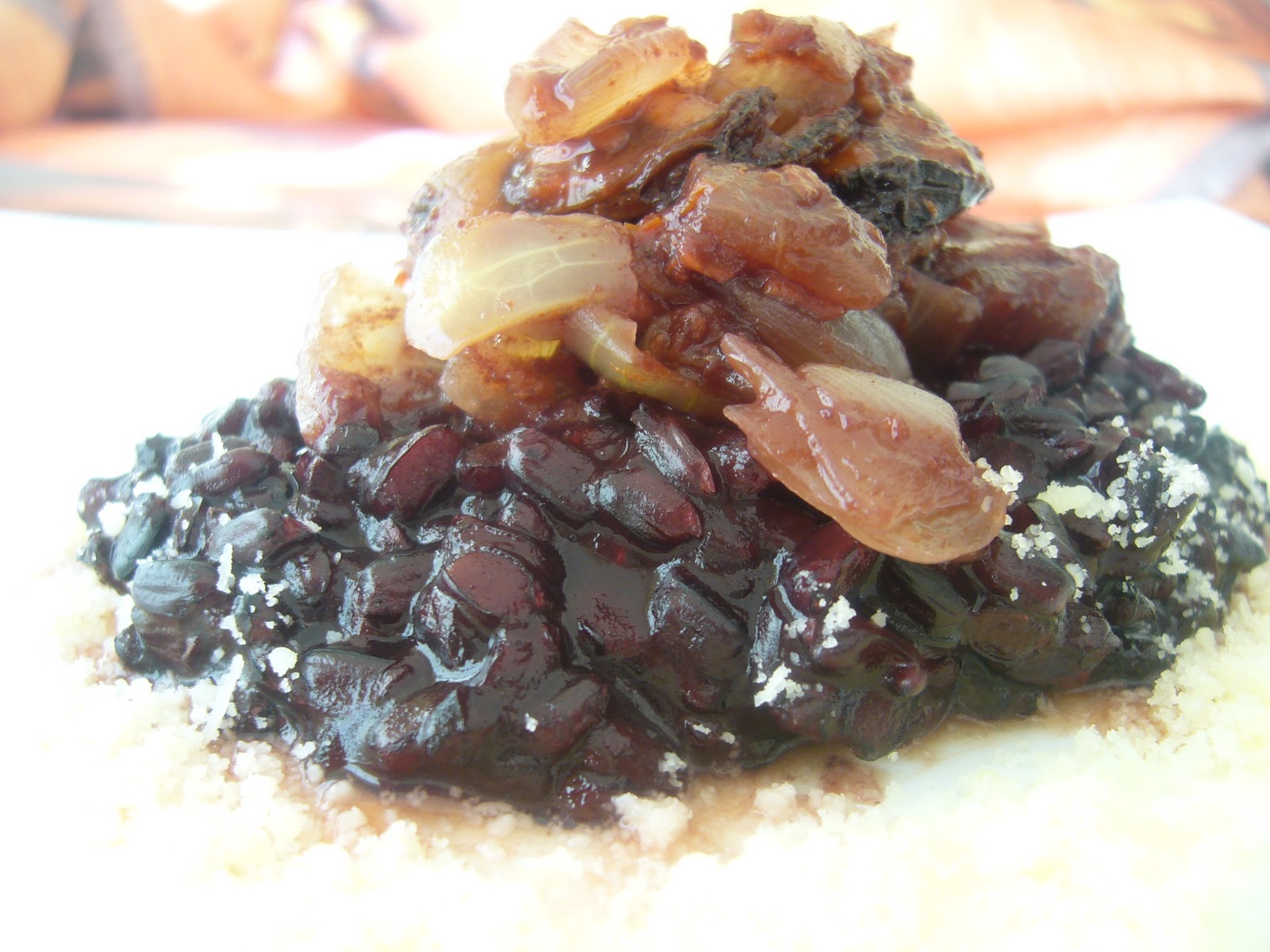 Vidusjúras virtuve: Melnie risi ar jurasveltem