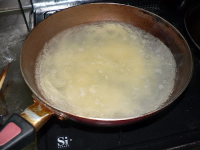 麺を茹でる