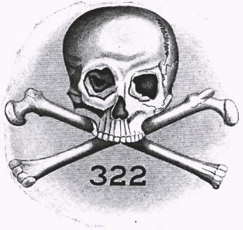 Símbolo da sociedade secreta Skull and Bones, contendo um crânio, dois ossos cruzados e o número 322.