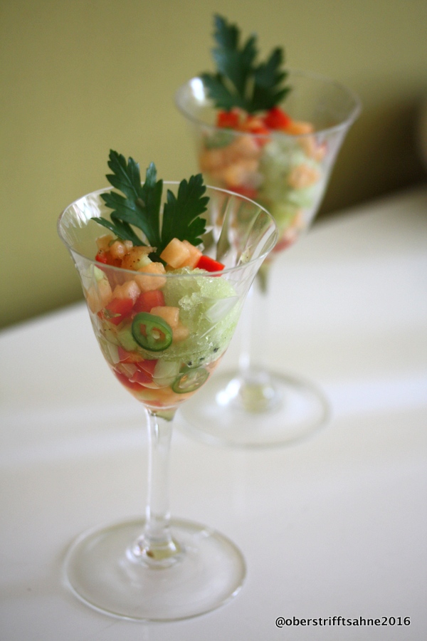 Vorspeise: Gurken-Champagner Sorbet mit Melonen Salsa