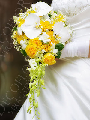 Csepp alakú menyasszonyi csokor, mely fehér orchideából és sárga rózsából készült gyöngyökkel