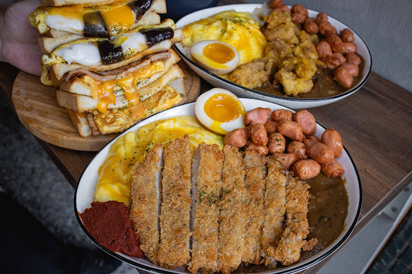 台中咖哩【日日杉食】西區美食!隱身街坊起司瀑布咖哩飯你吃過了嗎?還有爆餡現煎吐司料滿到炸出來啦!
