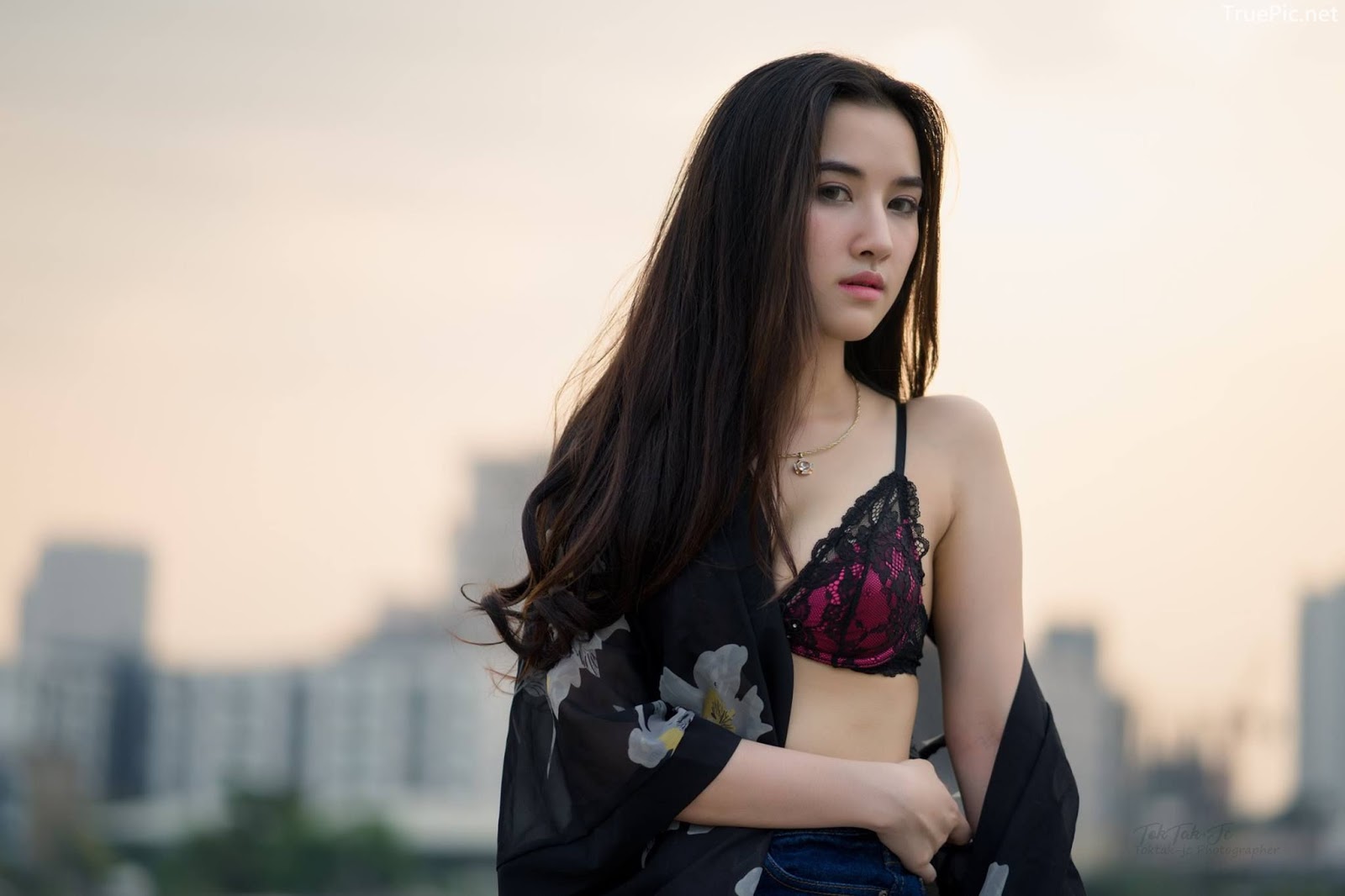 Thailand sexy angel Ploywarin Tippakorn - Black-pink bra and jean on sunset - Picture 4