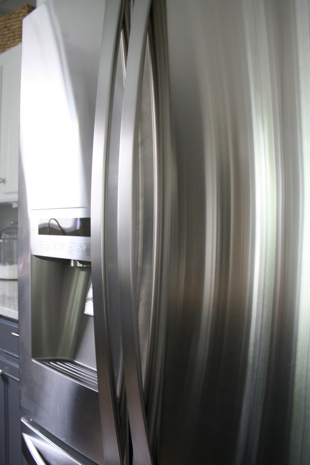 The EASIEST way to clean stainless steel from Thrifty Decor Chick