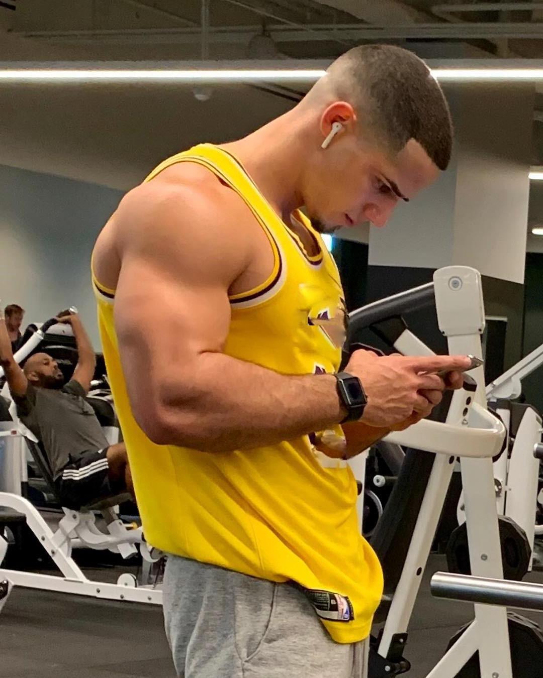 spotted-huge-biceps-sexy-bad-boy-jordan-torres-mixed-black-bro-gym-texting