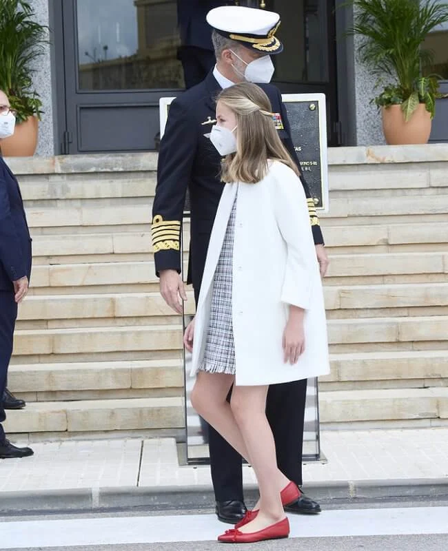 Crown Princess Leonor wore a white wool cashmere coat from Adolfo Dominguez, Infanta Sofia wore a new red sweater dress from Sfera