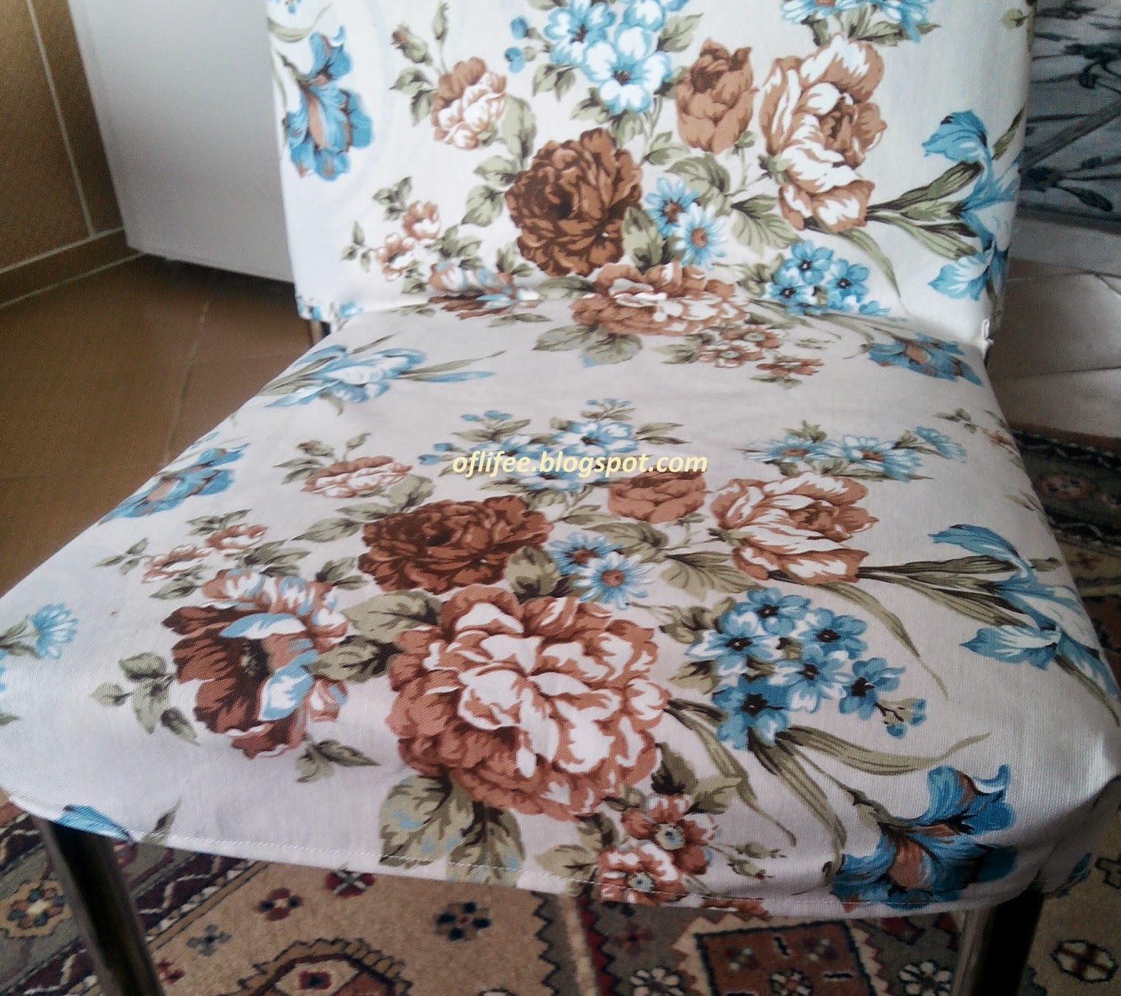 Hayatın İçinden Herşey… Çiçekli kumaştan sandalye Hayatın İçinden Herşey… Çiçekli kumaştan sandalye