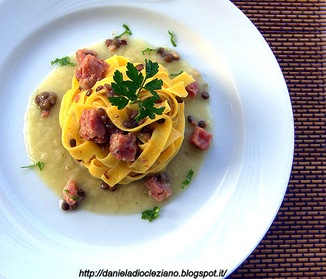 tagliatelle di kamut con salame da cotta , lenticchie e crema di finocchi