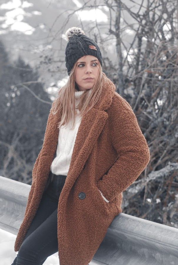 Outfit en la nieve con abrigo de borreguillo