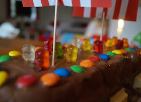 Rezept: Piratenschiff-Kuchen für den maritimen Kindergeburtstag backen. Toll für die Piraten-Party und als Geburtstagskuchen für alle Seemänner!