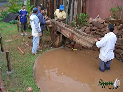 Dando os últimos retoques no monjolo de madeira Jacarandá. Verificando o eixo de madeira e faltando instalar o pilão de madeira onde o monjolo vai bater para fazer os ingredientes de milho, arroz e amendoim.