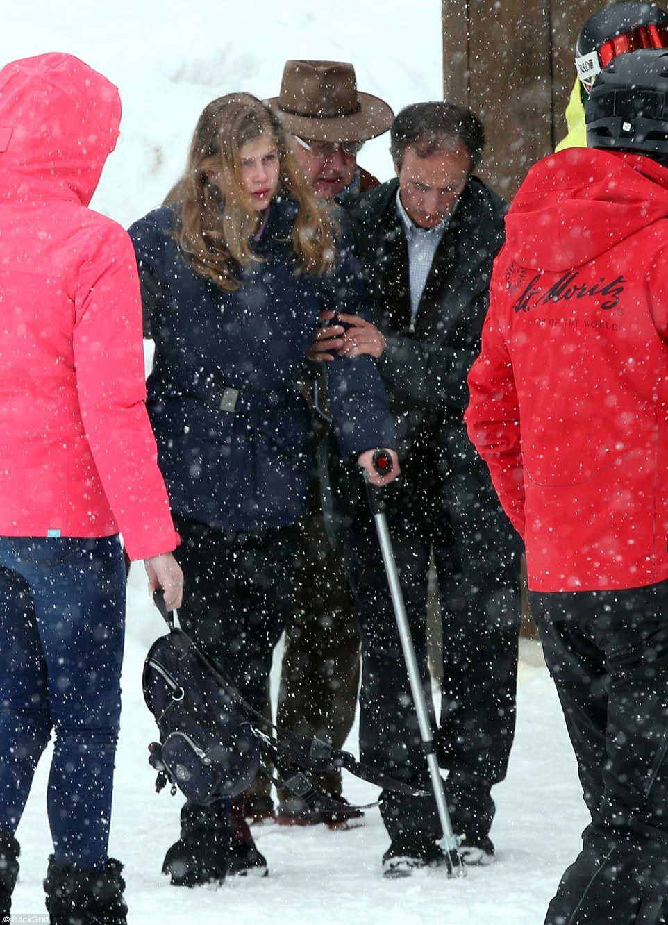 49583BA100000578-5405661-After_having_fun_on_the_slopes_Lady_Louise_Windsor_appeared_to_h-a-70_1518959830651.jpg