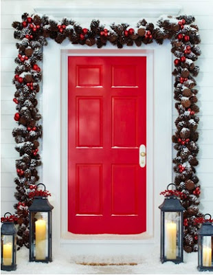 decorar la puerta con bellotas y guirnaldas de pino, ideas para decorar la puerta navideña