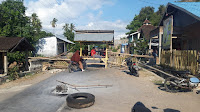 Warga Desa Boro Blokir Jalan Lintas Sanggar - Tambora