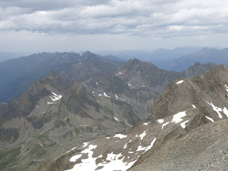 Gipfelblick nach Norden; Luibiskogel leicht rötlich rechts der Bildmitte, ganz hinten weiter links Fundusfeiler