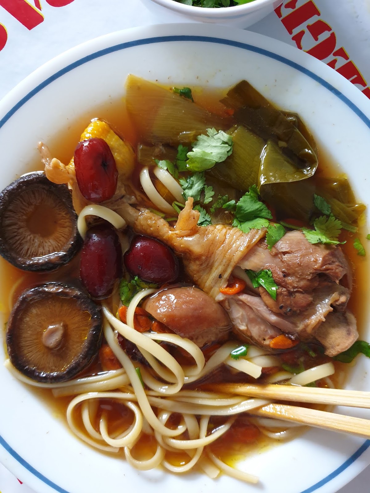 FloViCook Soupe asiatique poulet aux baies de goji et dattes asiatiques