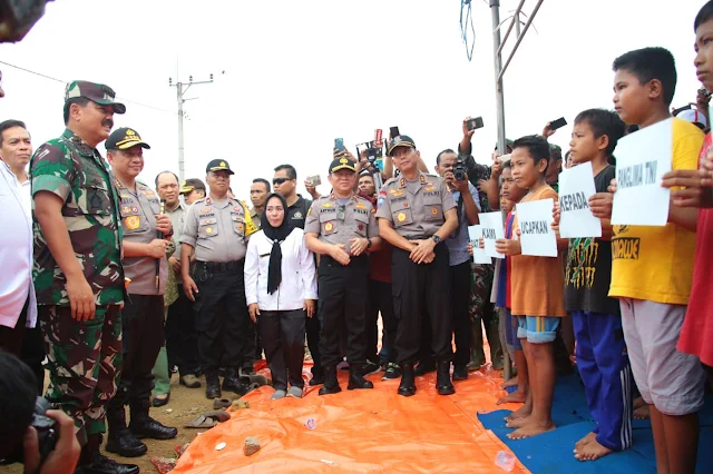 Kapolri Bersama Panglima TNI Temui Korban Banjir di Konawe Utara Sultra 