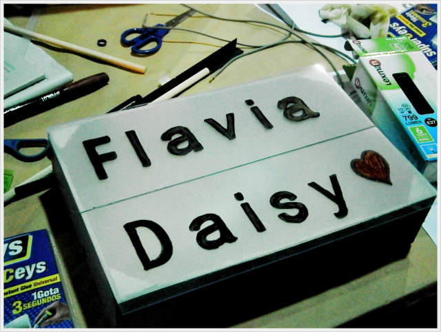 caja-luz-lightbox-diy-caja-fresas-reciclada-creacion-alumnas-taller-diy-crea-asturias